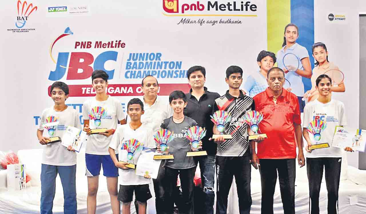 Gnana Dattu, Deepshika clinch badminton titles