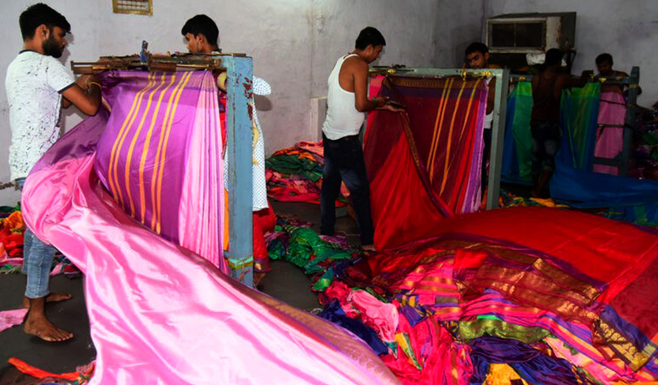 Telangana govt to commence distribution of 1.18 crore Bathukamma sarees soon