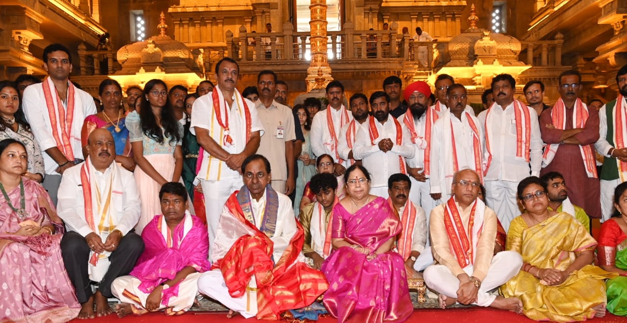 Telangana: CM KCR presents one kg 16 tolas of gold to Yadadri temple