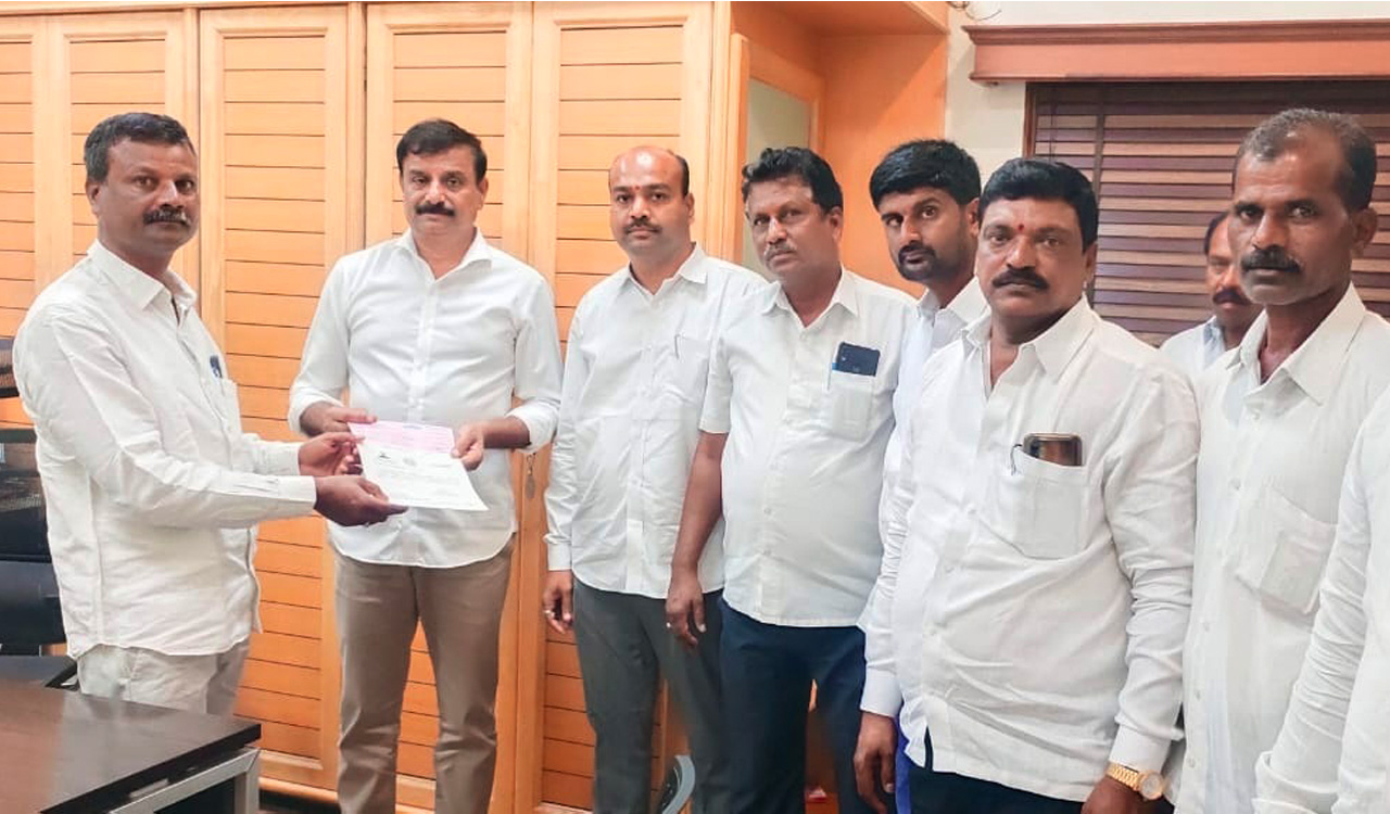 Medak MP distributes CMRF cheques worth Rs 7.95 lakh