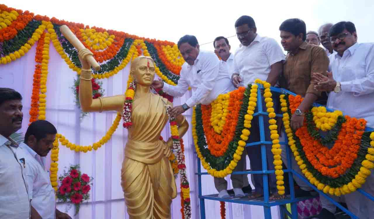 Minister Errabelli pays tributes to Chityala Ailamma in Hanamkonda