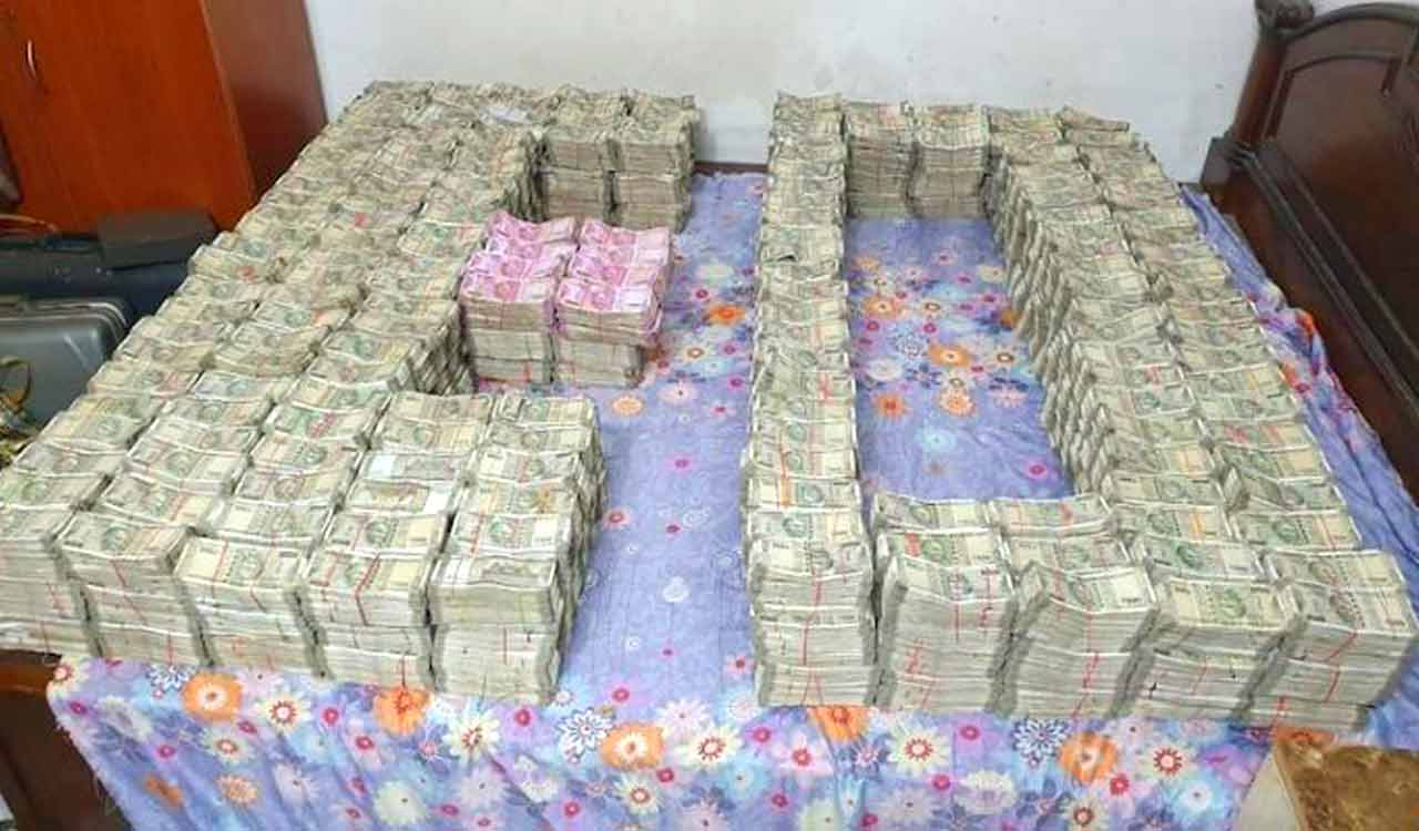 ED recovers over Rs 17 cr in 5 trunks from Kolkata businessman Aamir Khan