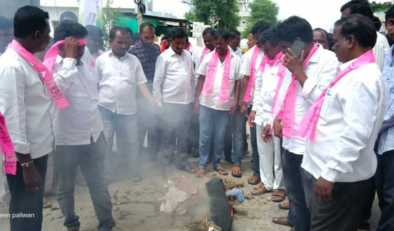 Siddipet: TRS cadre burns effigy of BJP MLA in Thoguta