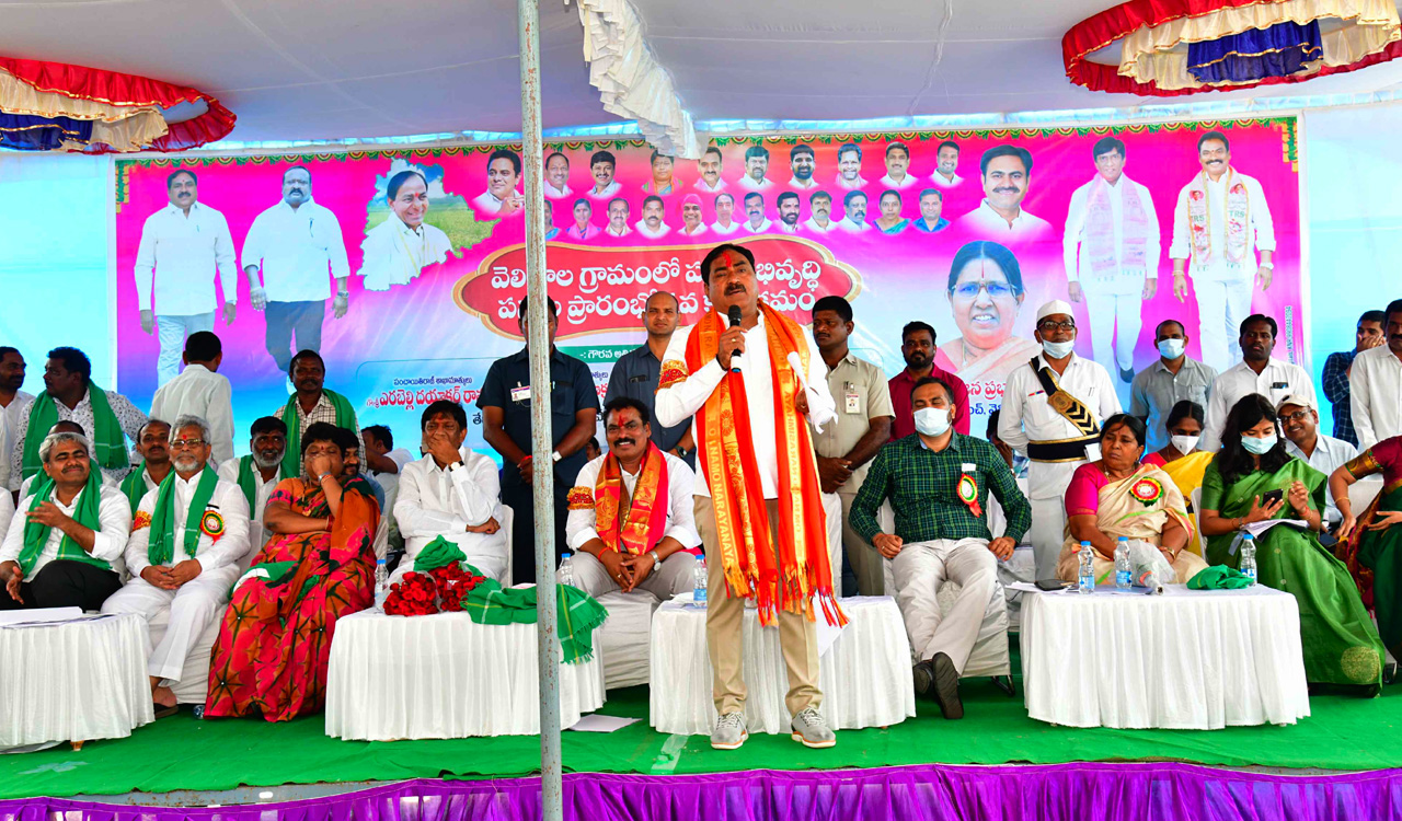 Errabelli advises Bandi to conduct padayatra in Karnataka, UP