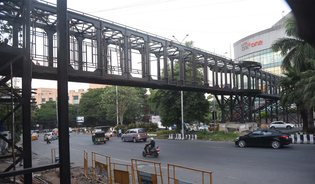 Hyderabad: Works on Foot over Bridge at Banjara Hills in full swing