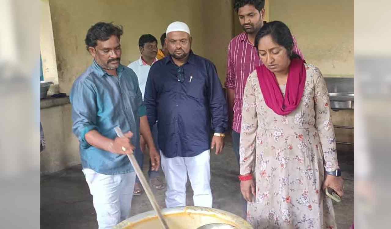 Adilabad:  Wardens told to provide food to students as per menu