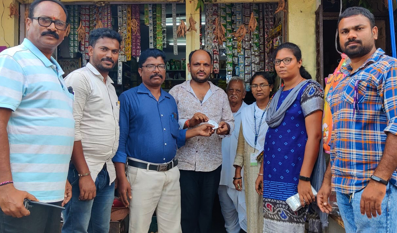 8 shops fined for selling banned polythene covers under GWMC limits