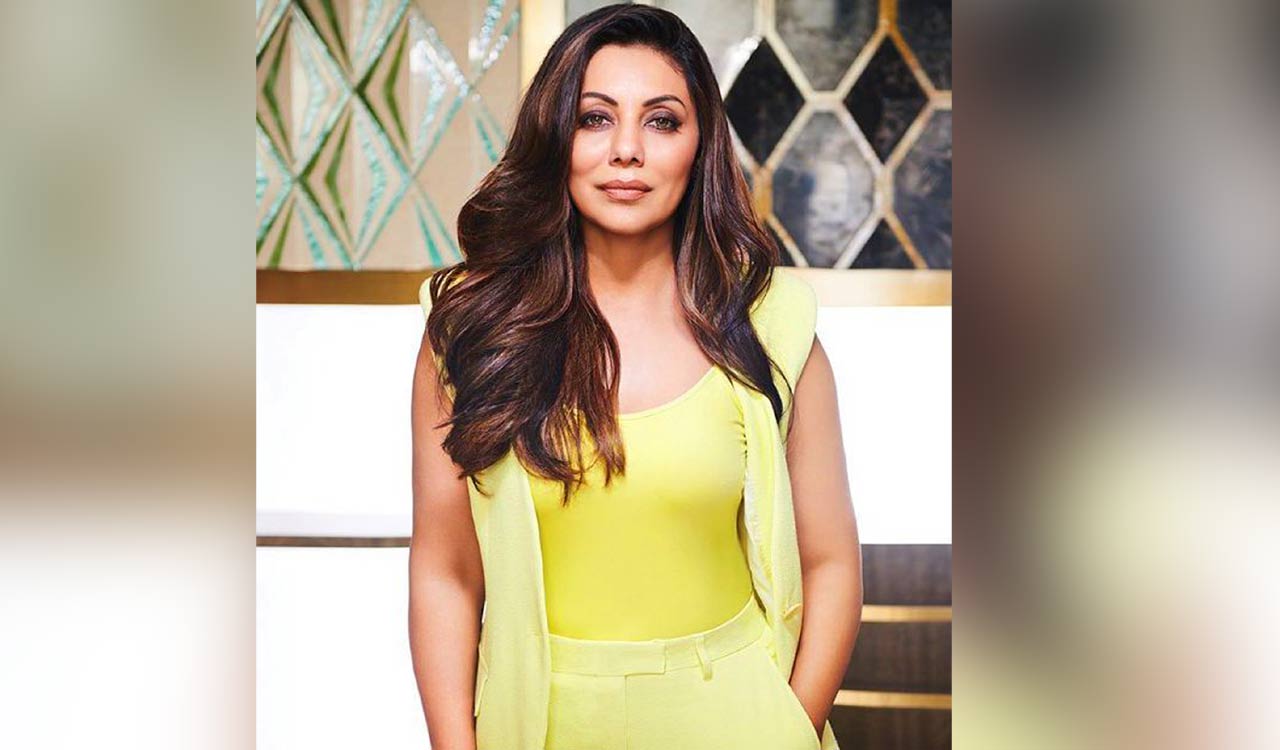 Gauri Khan leaves a hilarious comment on Shah Rukh Khan’s shirtless pic ...