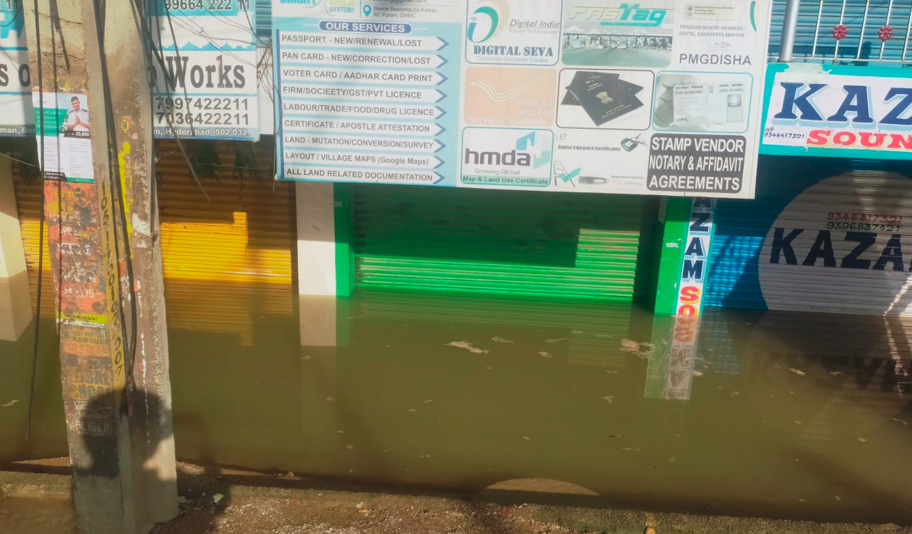 HMWSSB water pipeline suffers leakage, houses flooded in Beeramguda