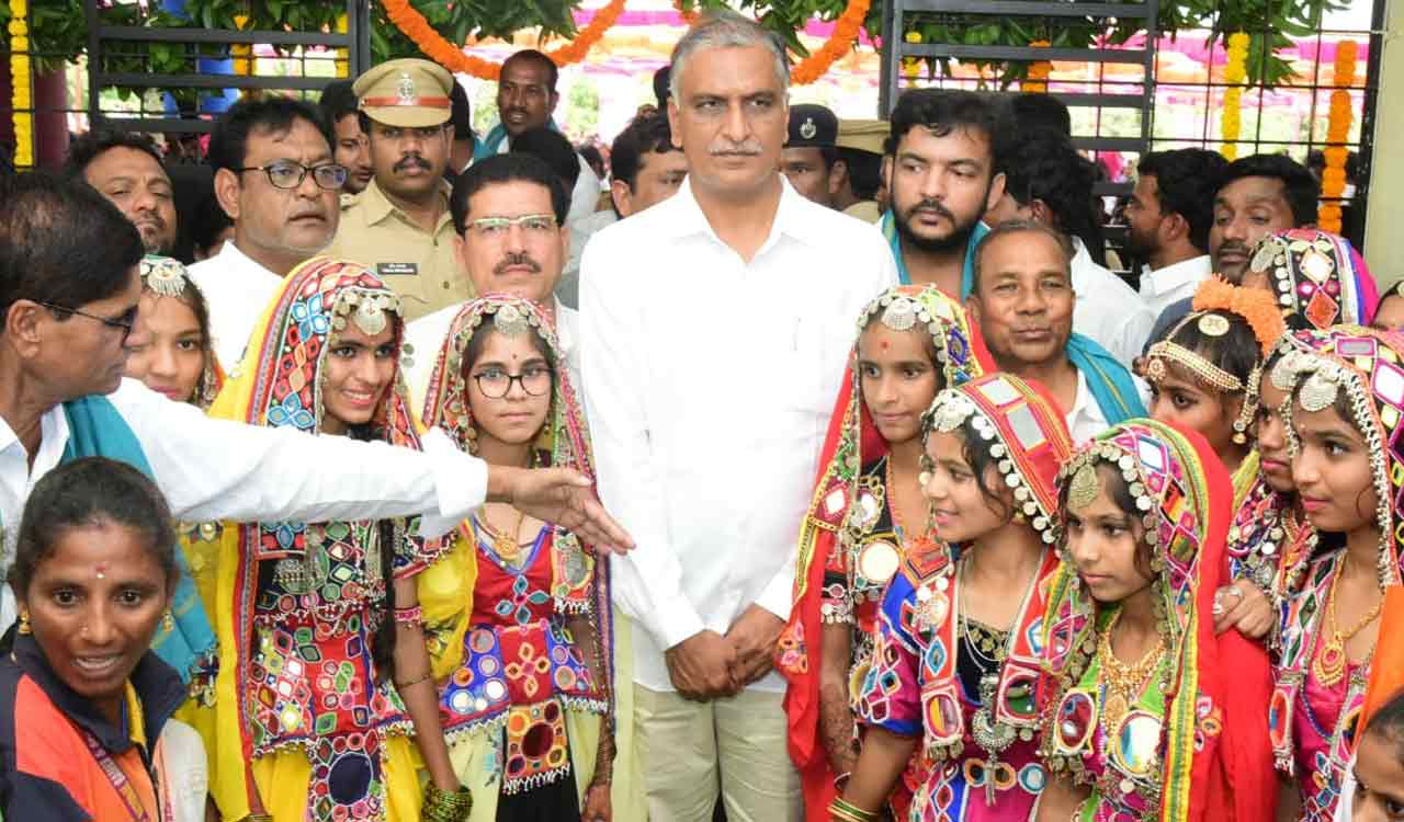 ‘Quiz master’ Harish Rao tests GK of TWREIS students in Sangareddy