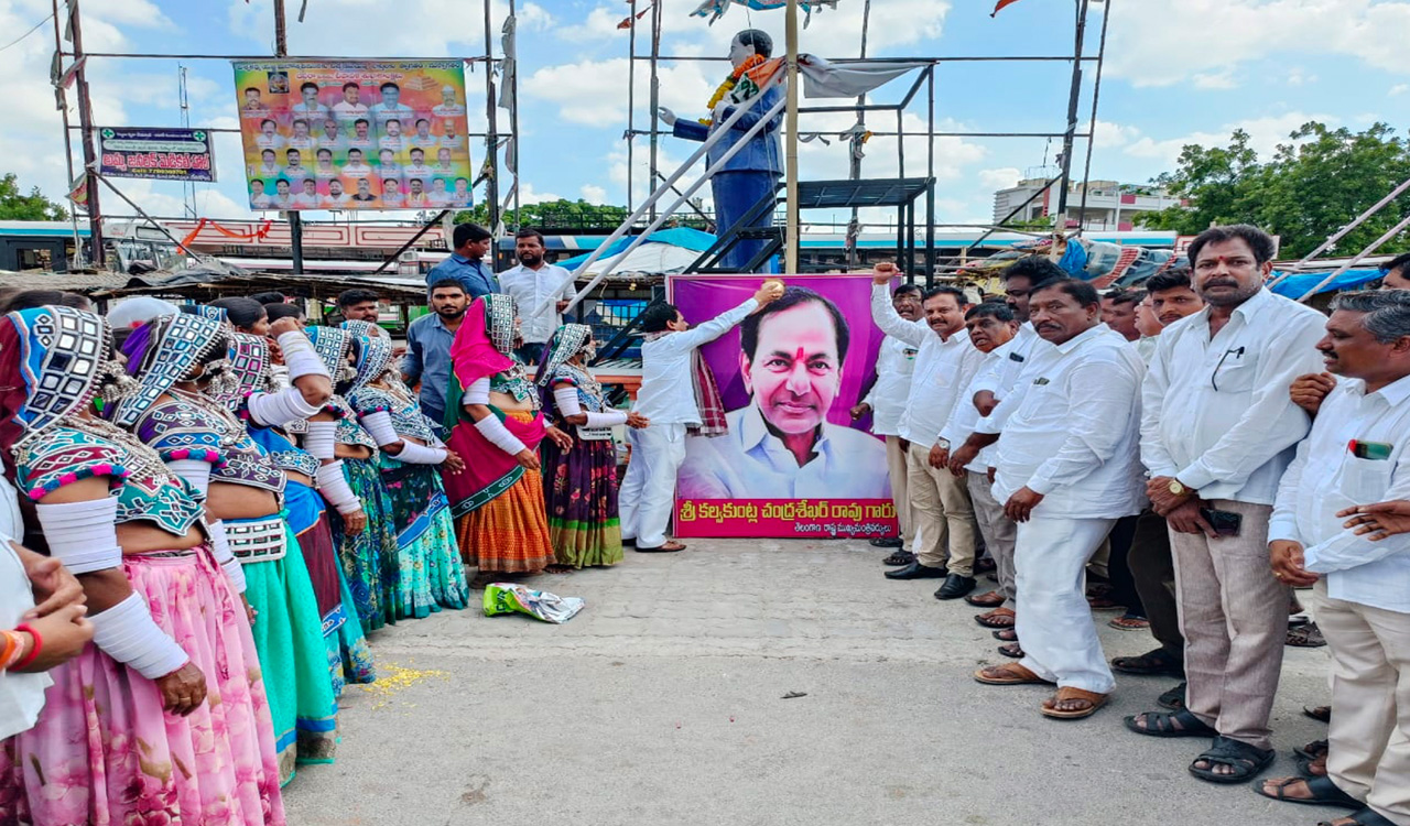 Tribals perform ksheerabhisekam to CM KCR’s portrait in Nalgonda