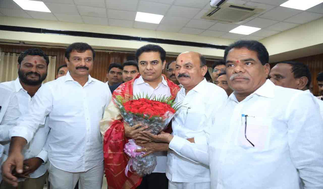 TRS cadre welcomes Chintha Prabhakar as Chairman of TS Handloom Corporation