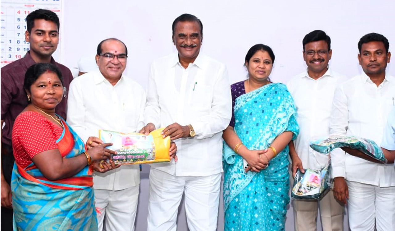 8.72 lakh women to get Bathukamma sarees in erstwhile Khammam