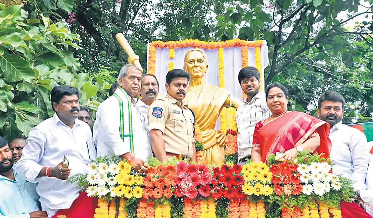 TRS leaders, officials paid rich tributes to Chakali Ailamma in Khammam