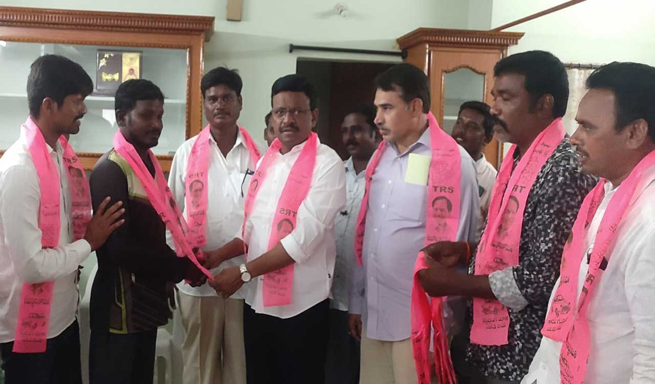 Activists of different parties join TRS in Khammam