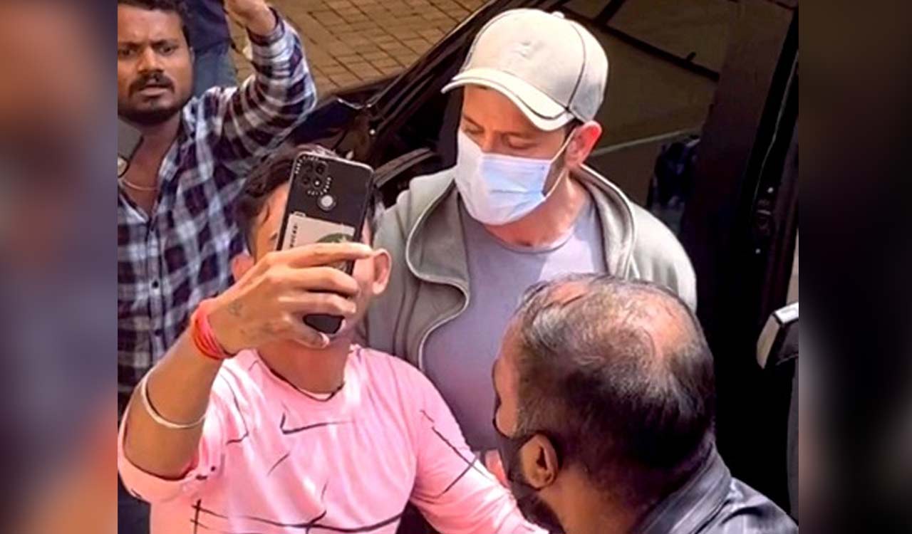 ‘Kya kar raha hai tu’, says Hrithik Roshan when fan forcefully takes selfie