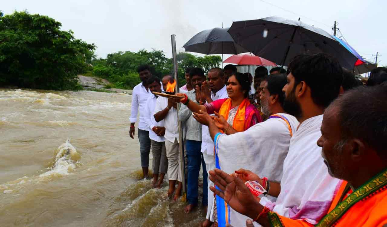 Medak MLA appeals farmers to stay in homes until rain recedes