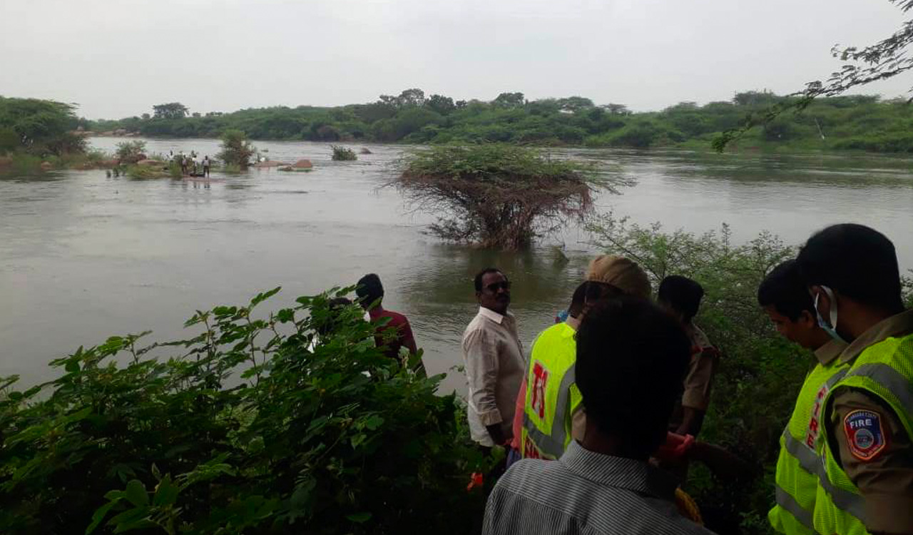 Medak: Six fishermen stranded in Manjeera river rescued
