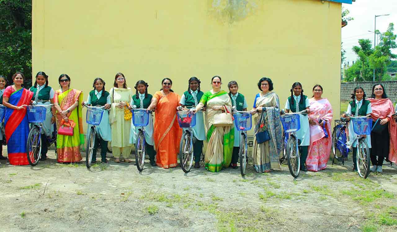 Peddapalli: NTPC Deepthi Mahila Samithi distributes bicycle to girls