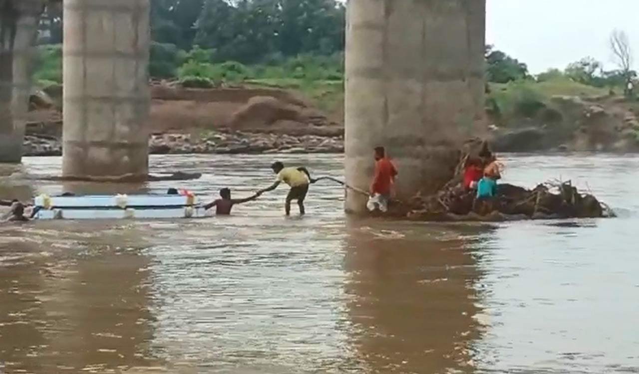 Narrow escape for 12 persons as country-made raft sinks in Asifabad