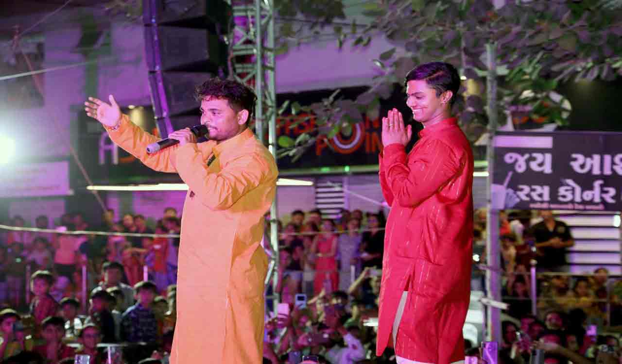 Nitin Jani, the social cause influencer, joins actor Om Baraiya at the auspicious Immersion day of Ganesh Chaturthi in Morbi