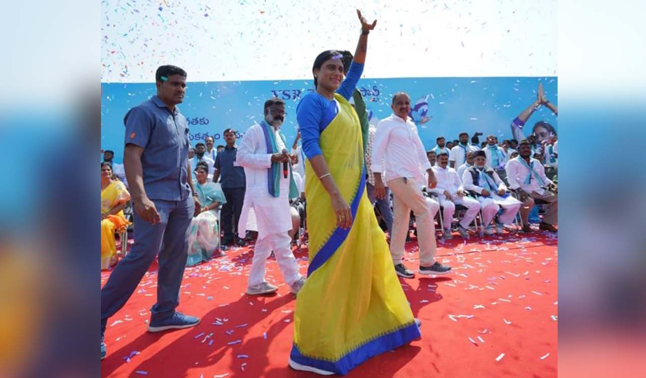 On a padayatra since Oct 2021, Y.S. Sharmila making her presence felt in Telangana