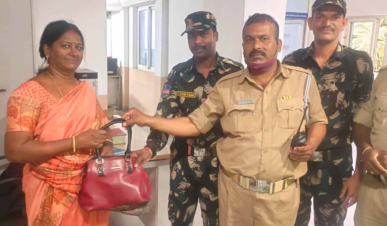 Police trace and hand over bag lost by a woman at Saifabad road