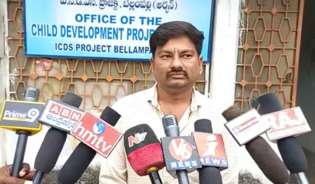 Man stages dharna, demanding repayment of bribe in Mancherial