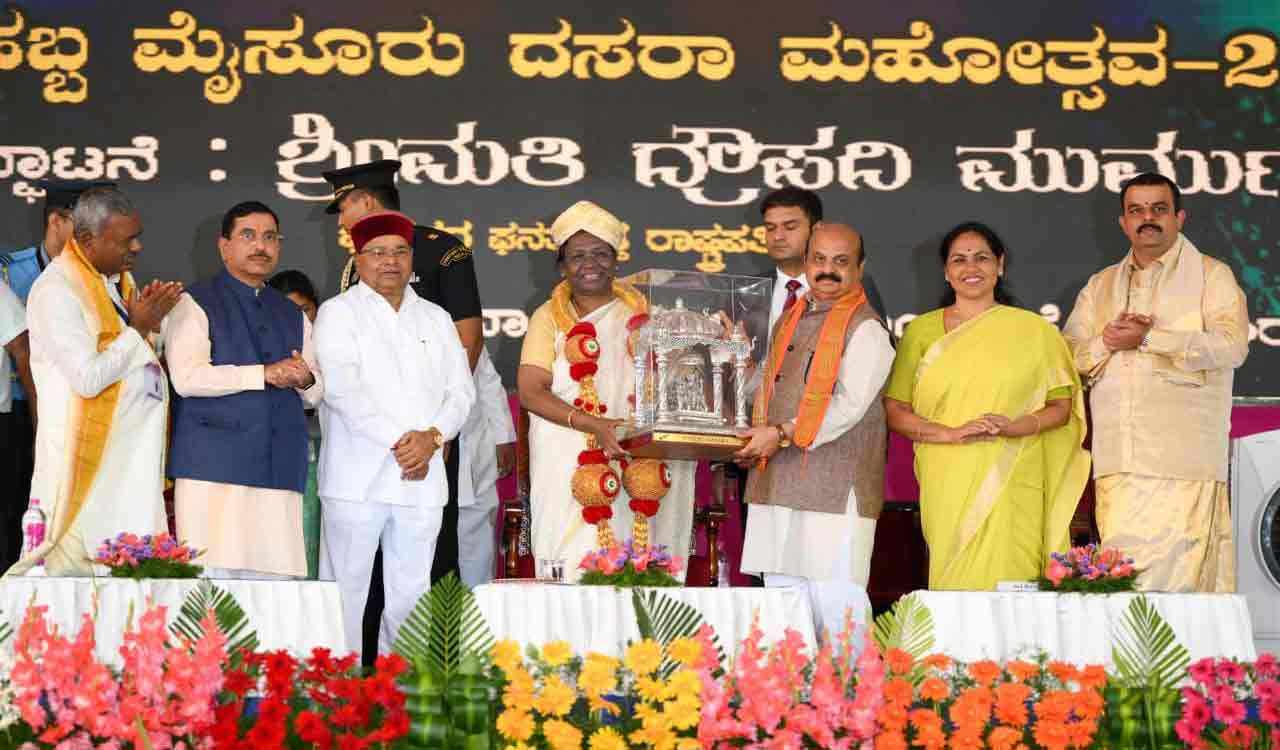 Prez Murmu opens Dussehra festivities in K’taka; calls for thrust on women empowerment