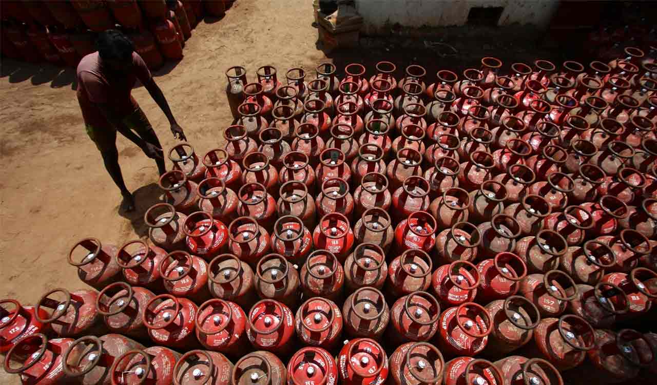 Prices of commercial LPG cylinder slashed by Rs 91.5