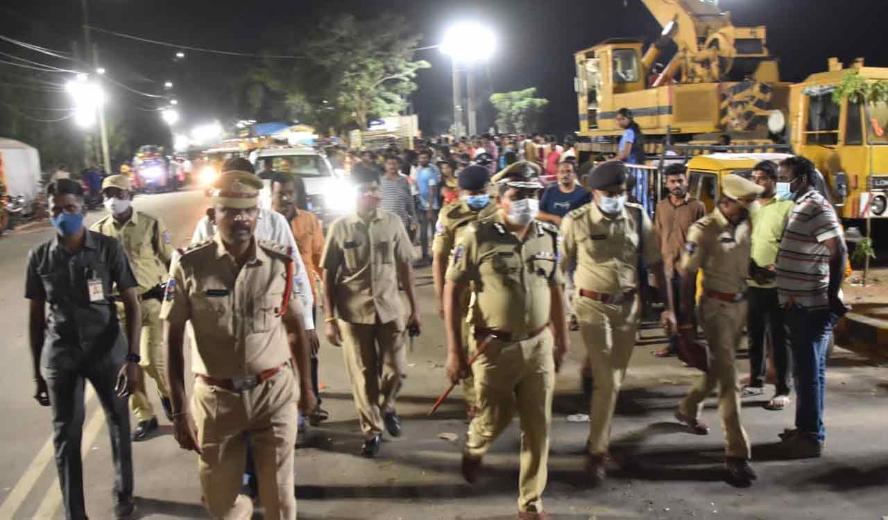 Rachakonda CP inspects Ganesh idols immersion at Saroornagar lake