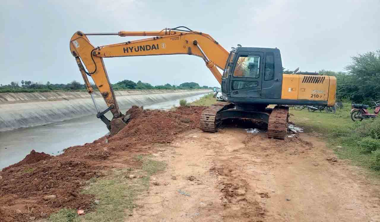 Repairing of breach to Nagarjuna Sagar Project left canal taken up by officials