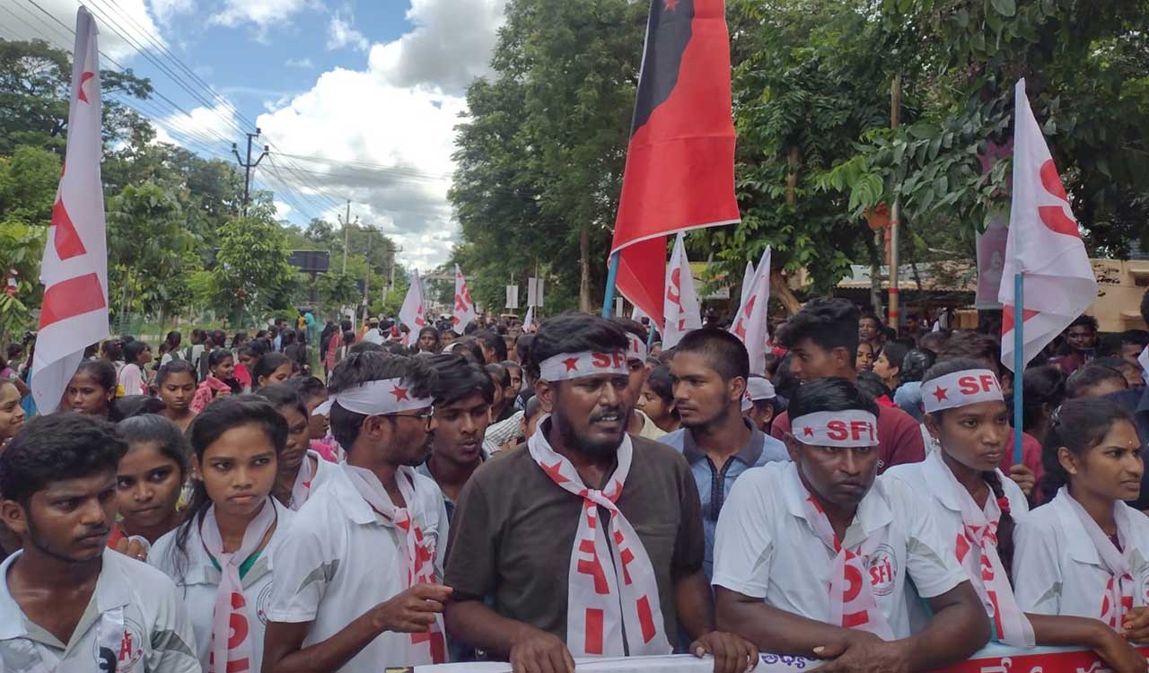 SFI activists stage dharna at Kothagudem collectorate