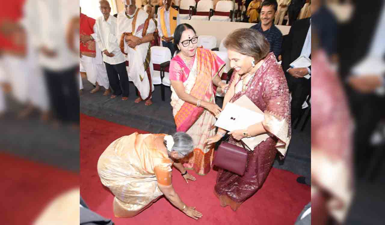 Internet does not approve of Sudha Murthy bowing before a Mysore Royal