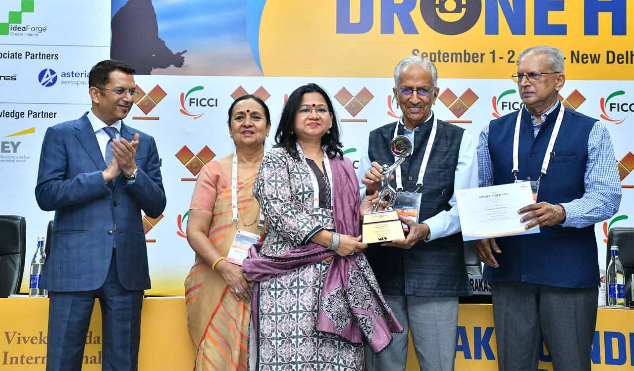 Swati Lakra receives smart policing award