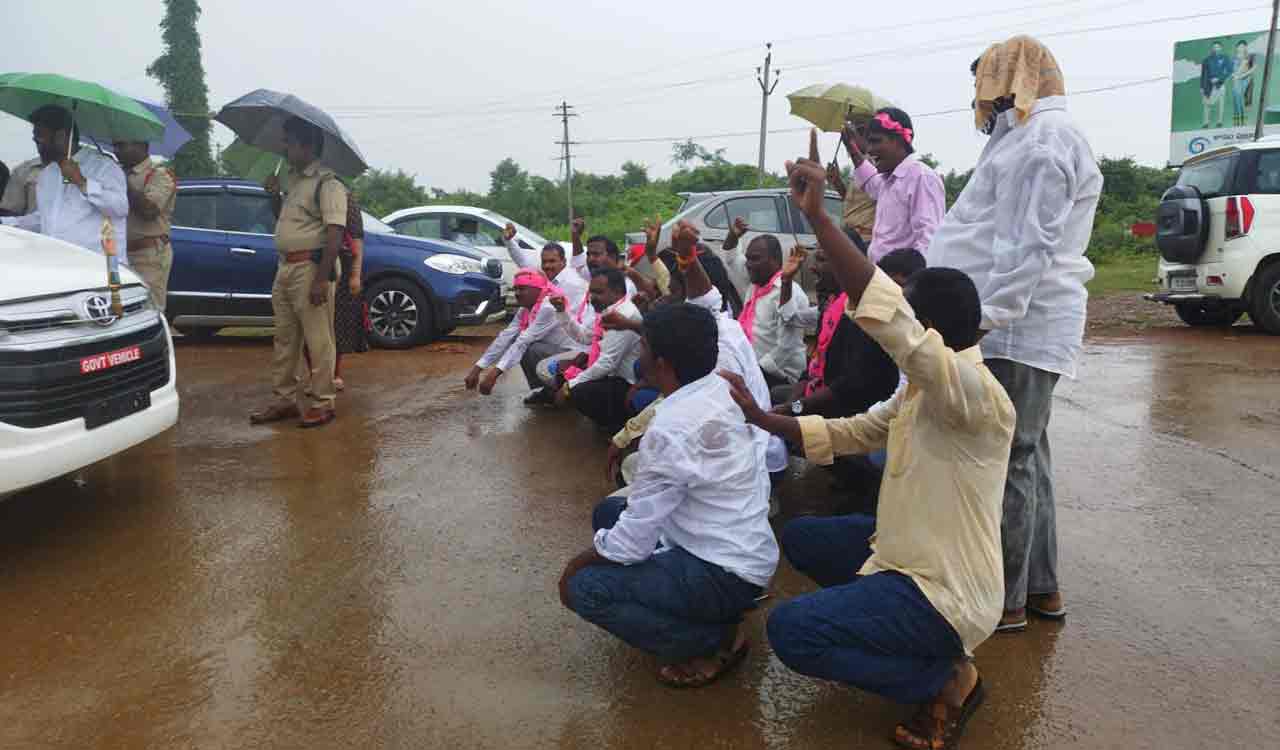 TRS activists gherao minister Satyavathi Rathod in Mulugu
