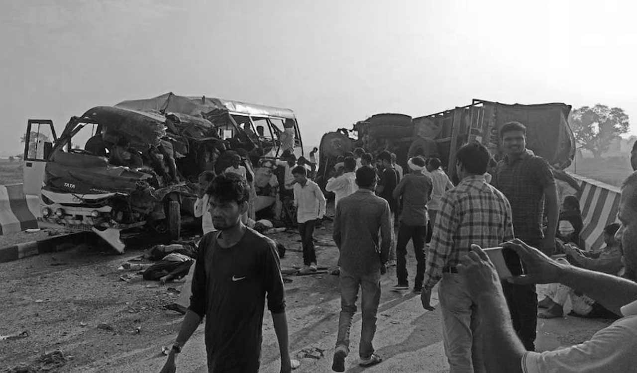 UP: Eight killed, over 25 injured in bus-truck collision in Lakhimpur Kheri