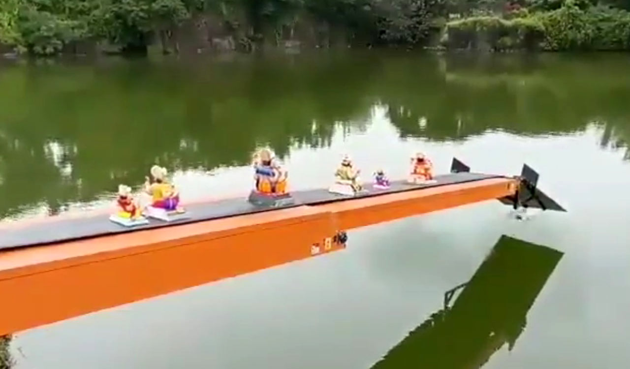 Watch: Ganapati Visarjan by using conveyor belt
