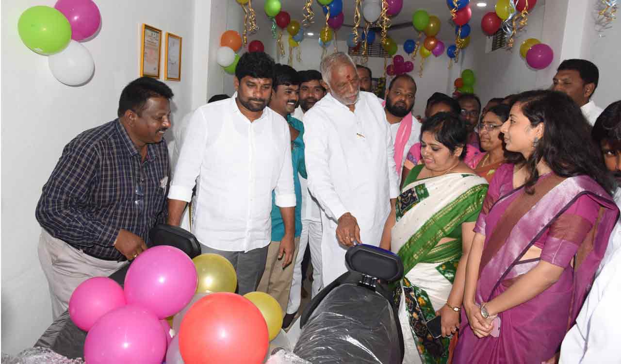 Balka Suman inaugurates Dalit Bandhu unit in Mancherial
