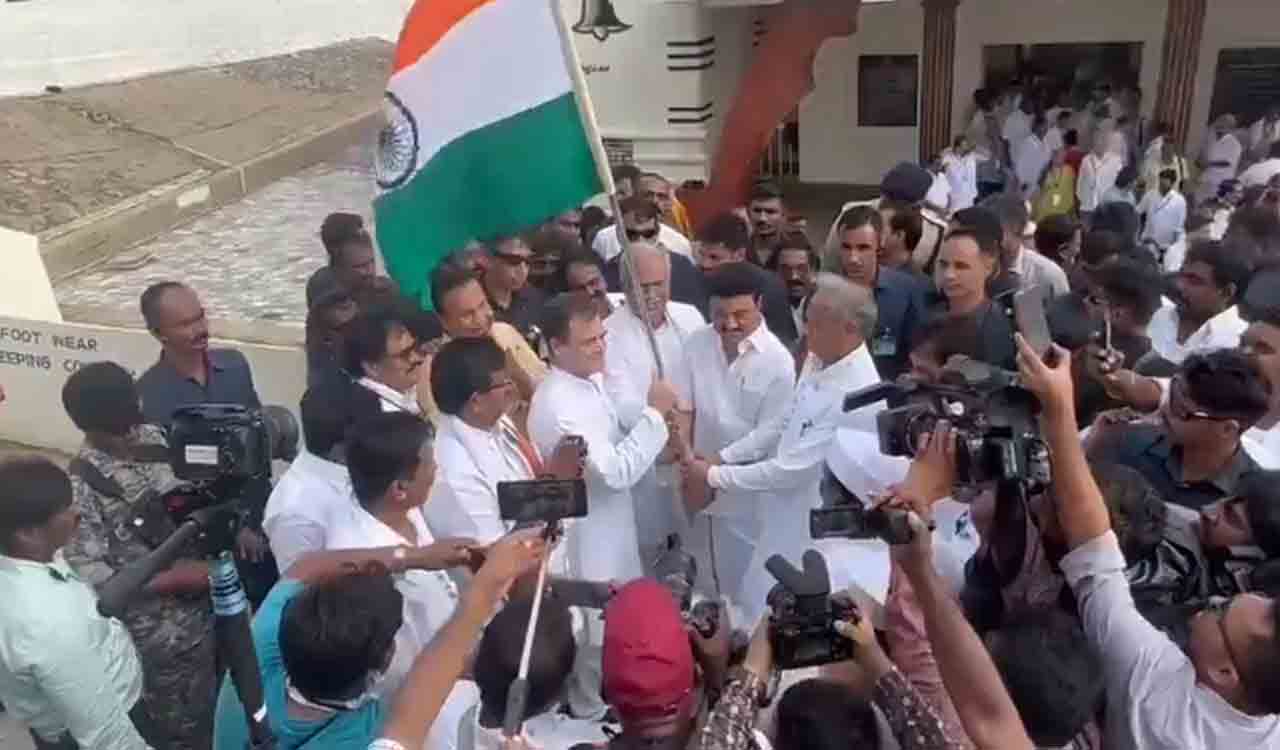 Tamil Nadu CM Stalin hands over national flag to Rahul for ‘Bharat Jodo Yatra’