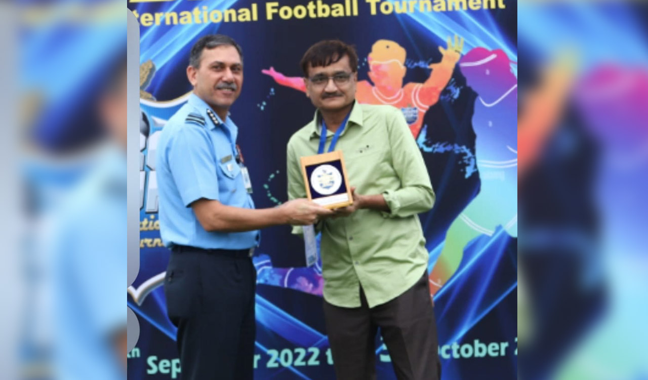 Football commentator Ghaus Mohammad felicitated in Hyderabad