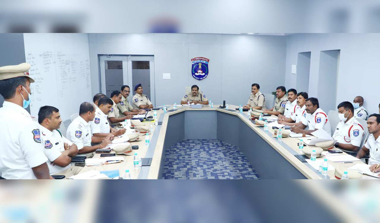 Cyberabad Commissioner holds meeting with traffic wing officials