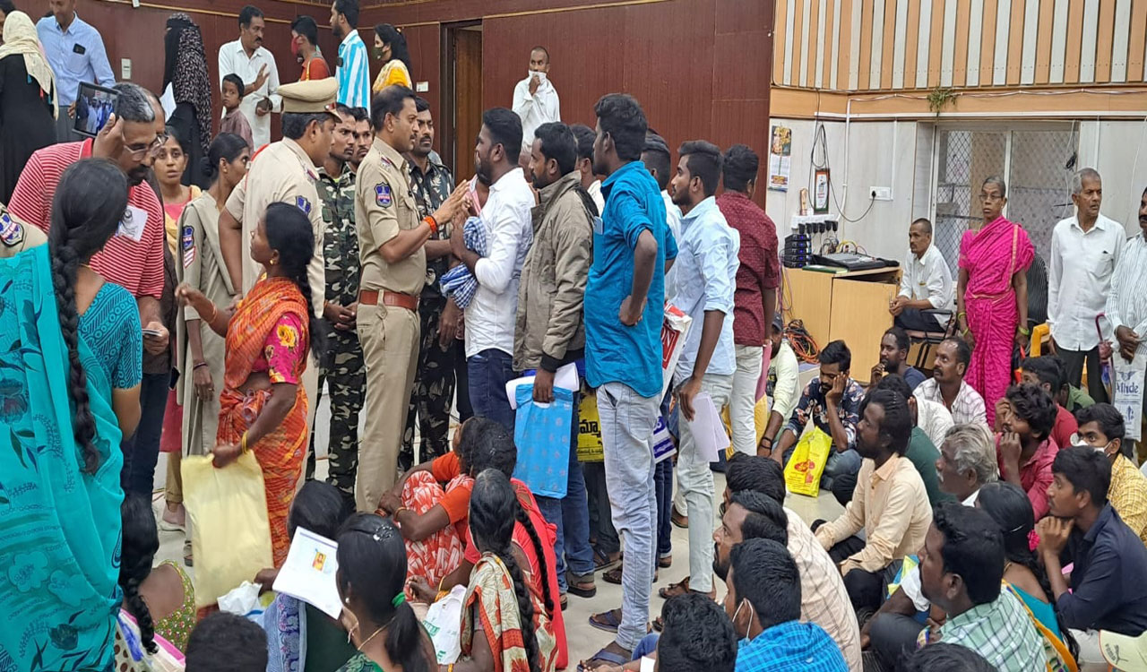Mild tension prevails during Prajavani in Karimnagar