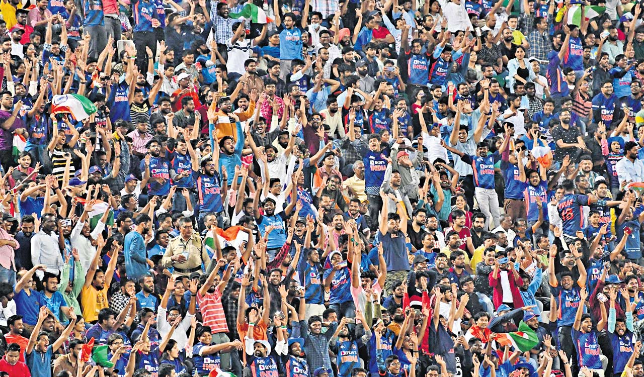 Ind-Aus: Cricket fans soak in T20 action at Uppal stadium