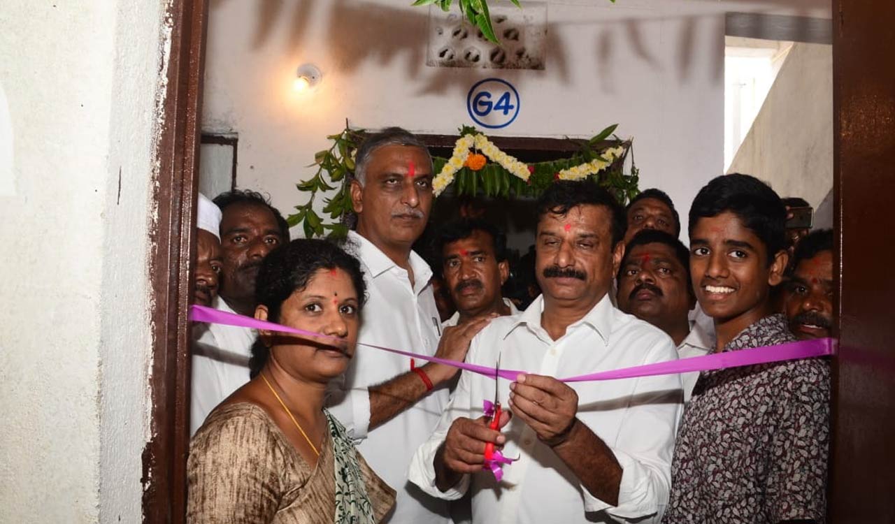 Medak: Harish Rao hands over 2-BHK houses to beneficiaries in Toopran