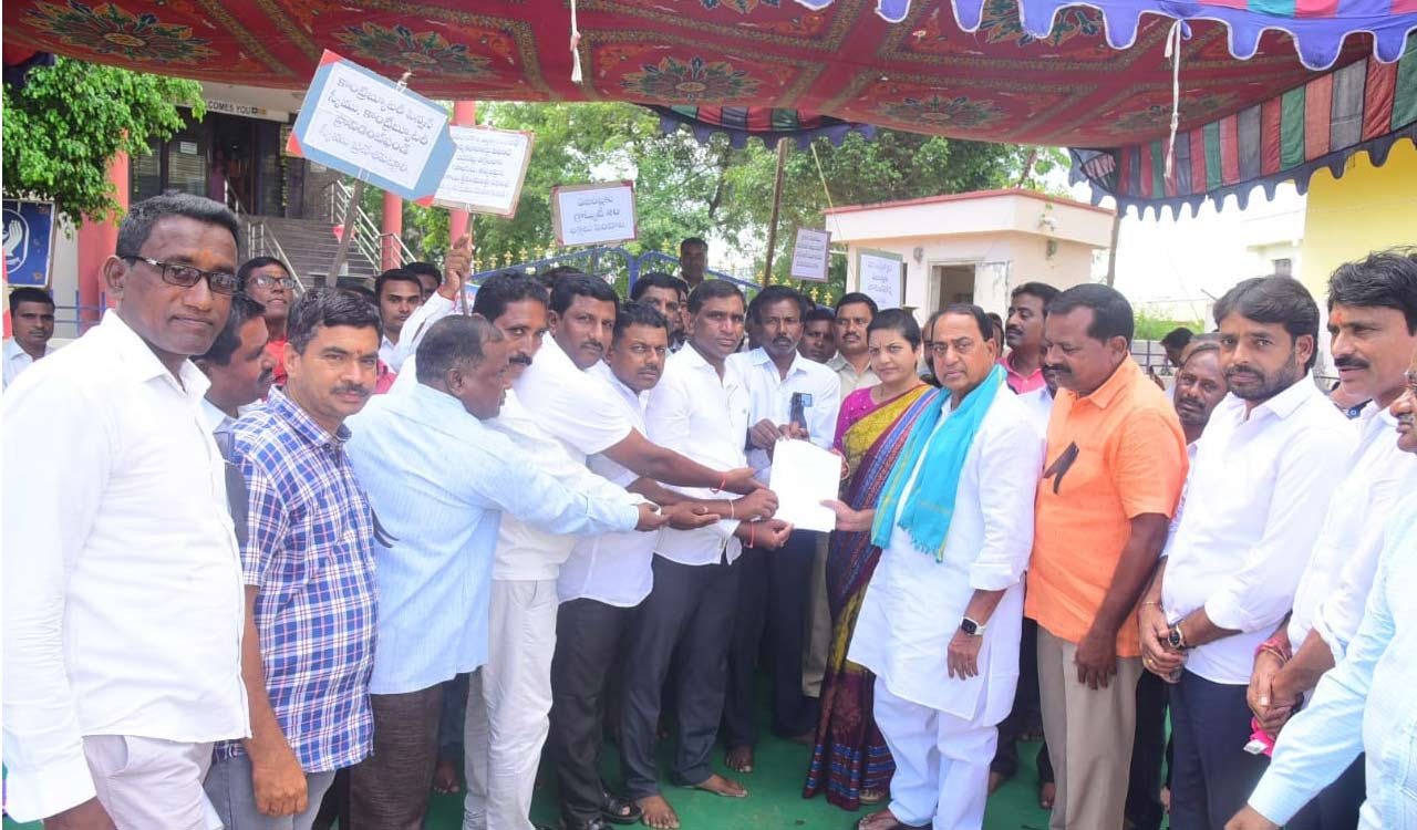 Union govt infringes on rights of workers: Minister Indrakaran
