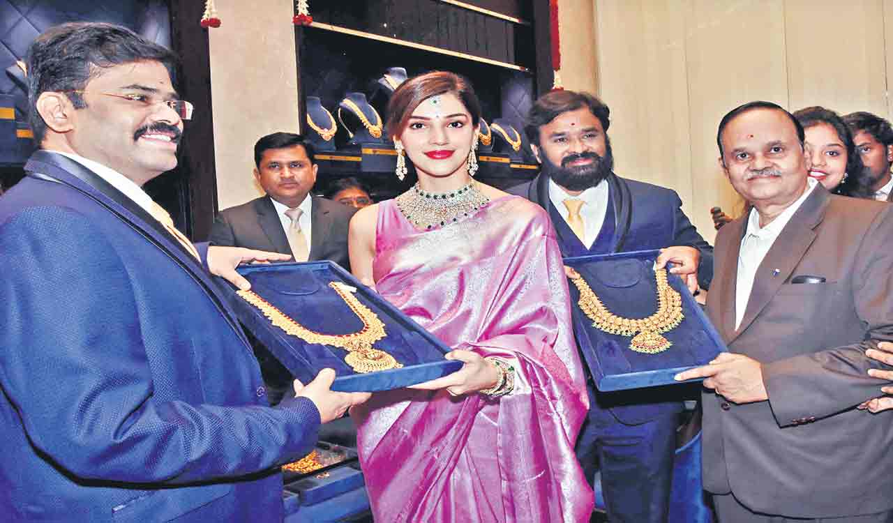 Manepally Jewellers launches new showroom