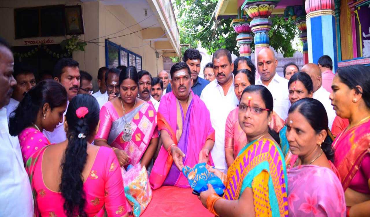 Patancheru MLA presents health cards to journalists by spending Rs 50 lakhs
