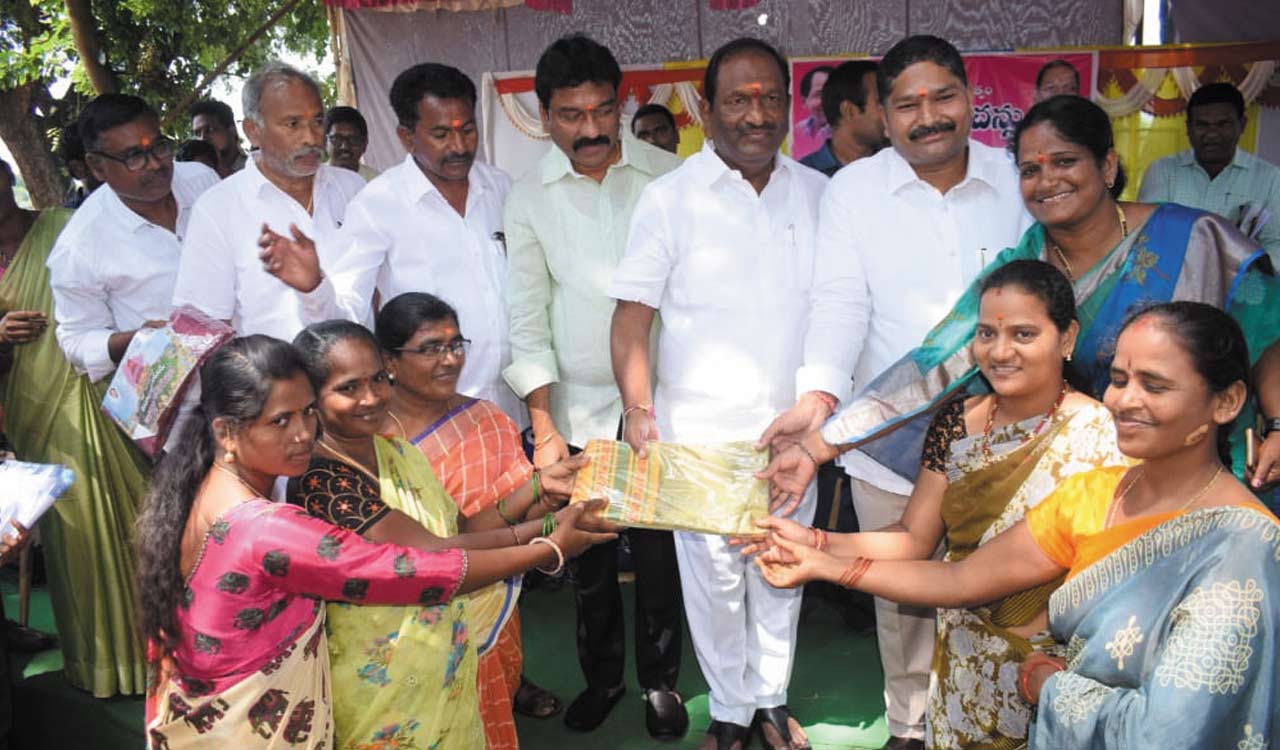 Bathukamma sarees provide employment to weavers too: Koppula