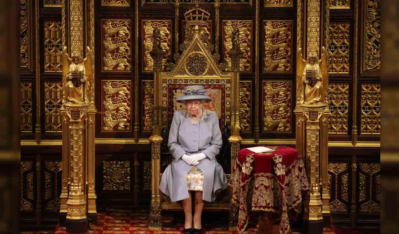 Queen Elizabeth’s health deteriorates, family rushes to her side